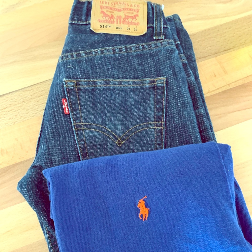 Polo T-shirt and Levi’s jeans.